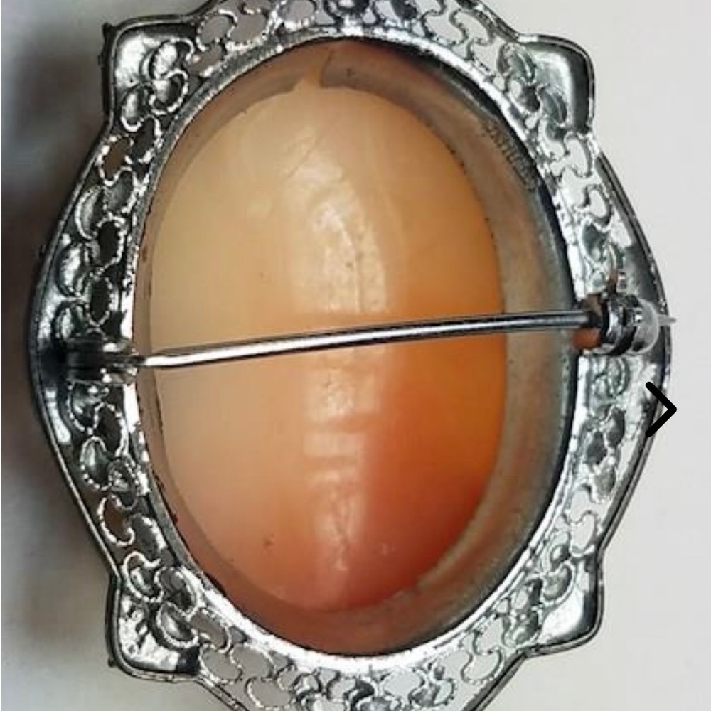 Vintage Ornate Silver Tone Shell Cameo Brooch. - Picture 5 of 5